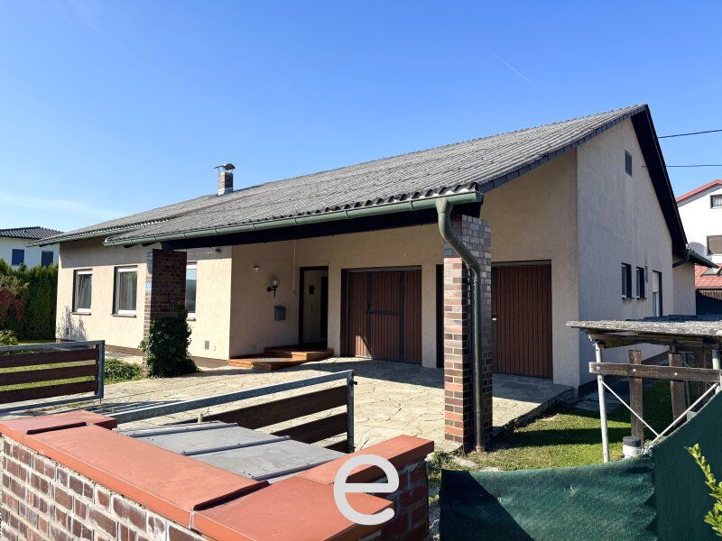 Wohnen auf einer Ebene – großzügiges Wohnhaus mit traumhaftem Grün- und Fernblick in Fraham - Bild 1